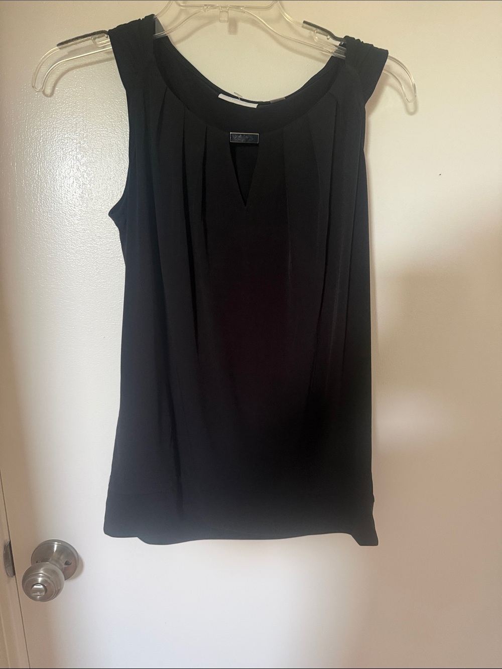 New York & Company Black Pleated Keyhole Sleeveless Tank Top
